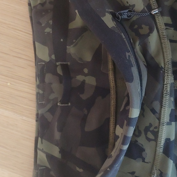 Lululemon Tight Stuff Tight Size 4 Pop Cut Fatigue Green Black Camo - Picture 10 of 11